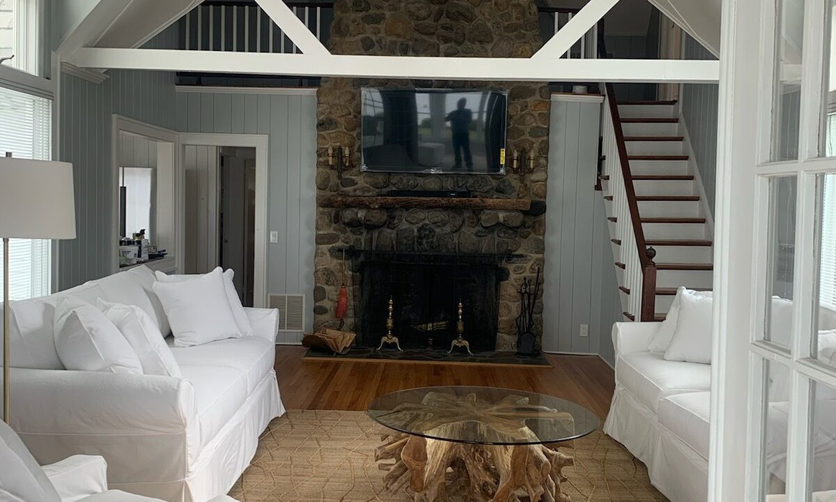Photo of Livingroom in Town of Southold Town