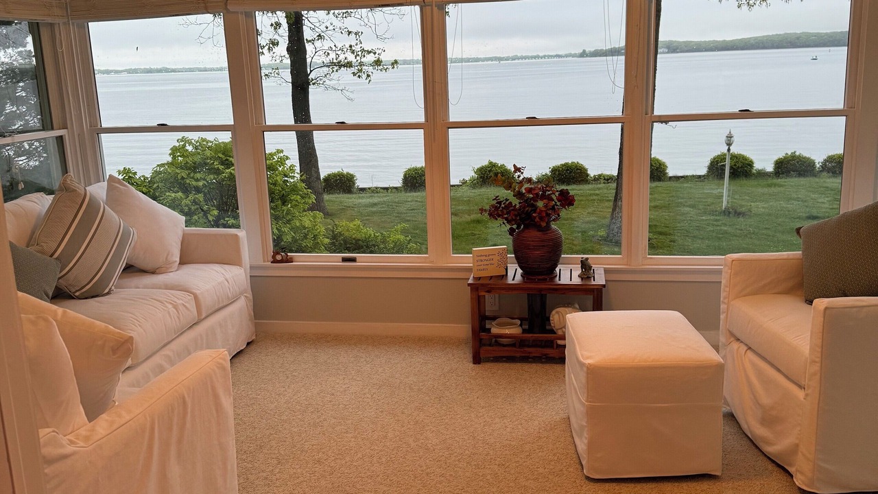 Photo of Livingroom in Town of Southold Town
