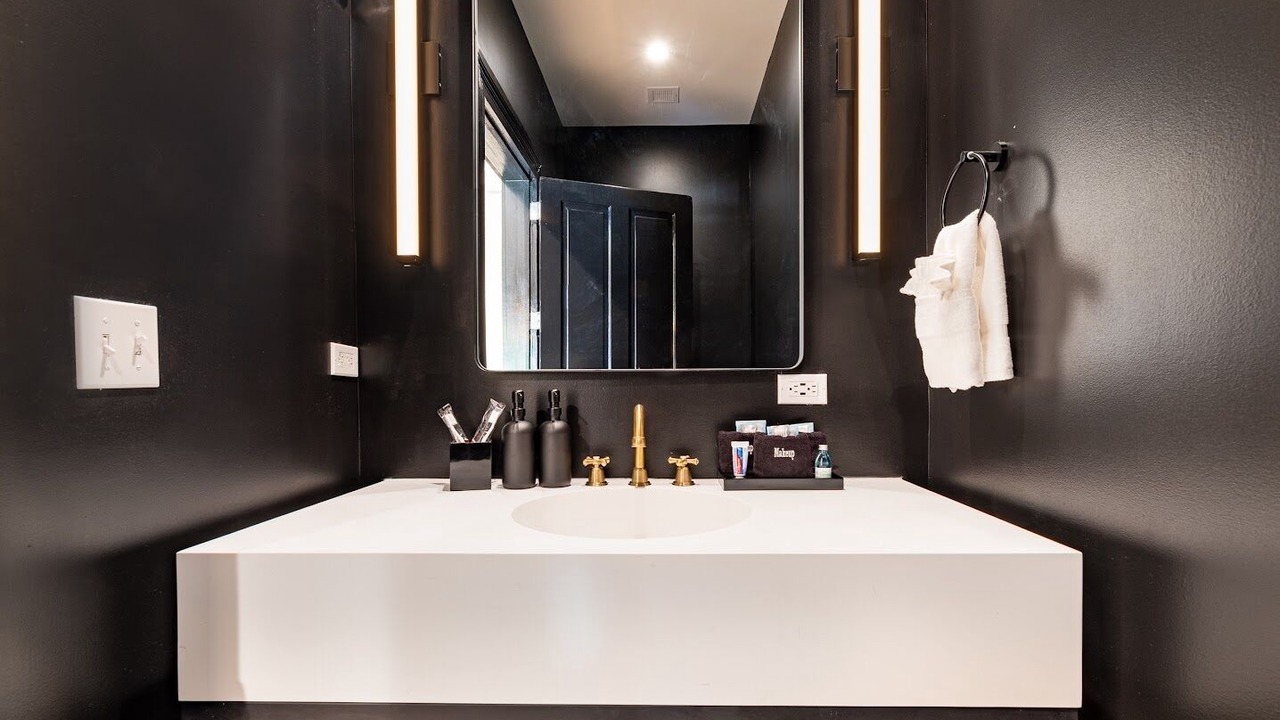Photo of Bathroom in Arts/Warehouse District