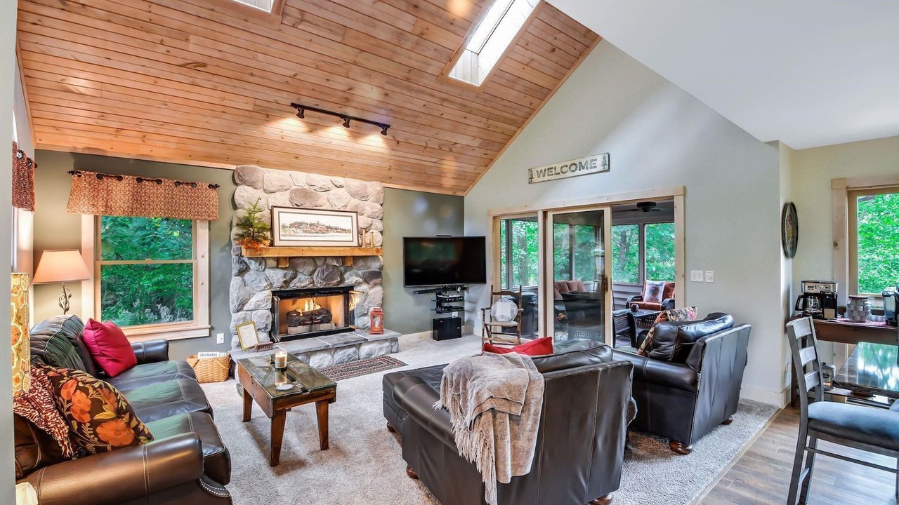 Photo of Livingroom in The Galena Territory