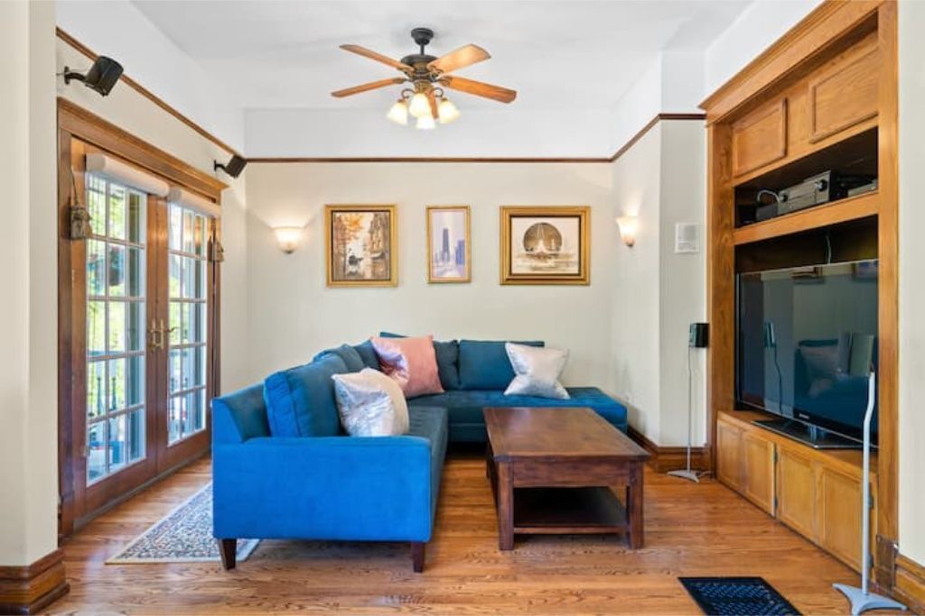Photo of Livingroom in North Center