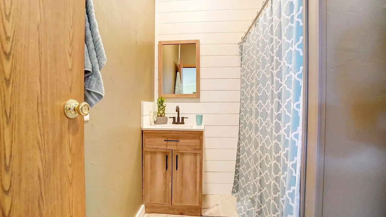 Photo of Bathroom in Lakeview