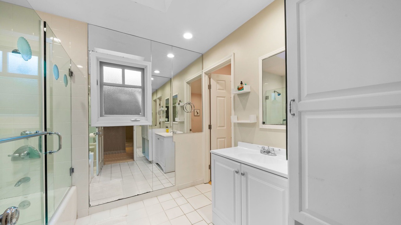 Photo of Bathroom in Mar Vista