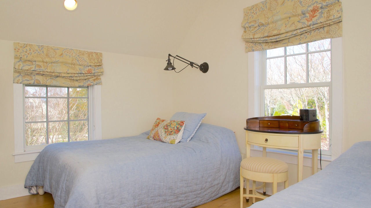 Photo of Bedroom in Aquebogue