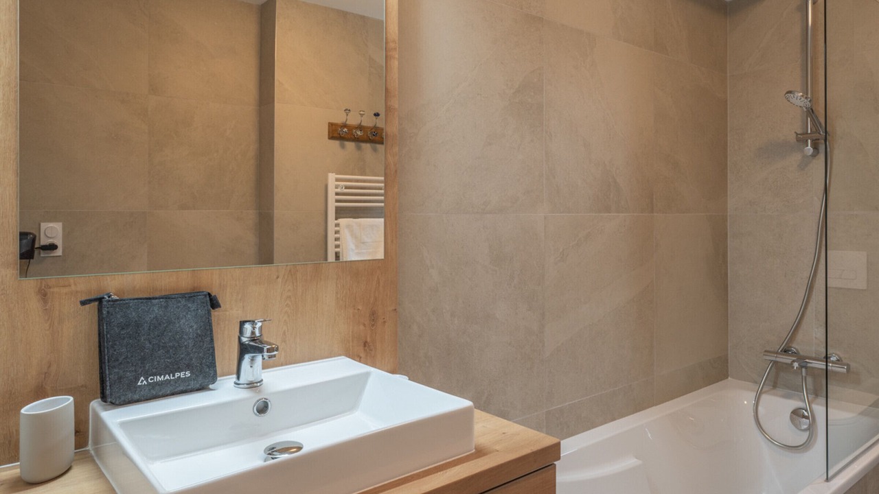 Photo of Bathroom in Eclose-Est