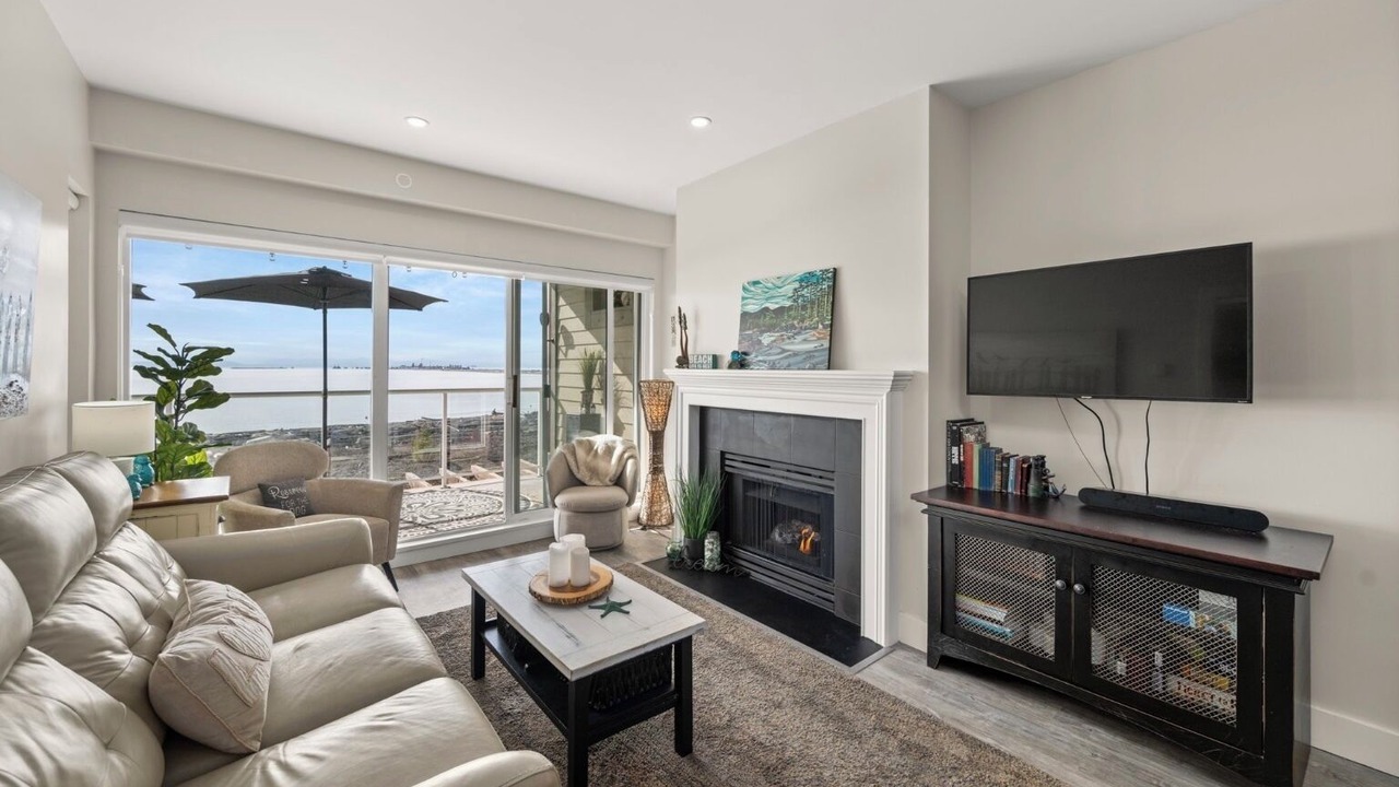 Photo of Livingroom in Metro Vancouver Regional District