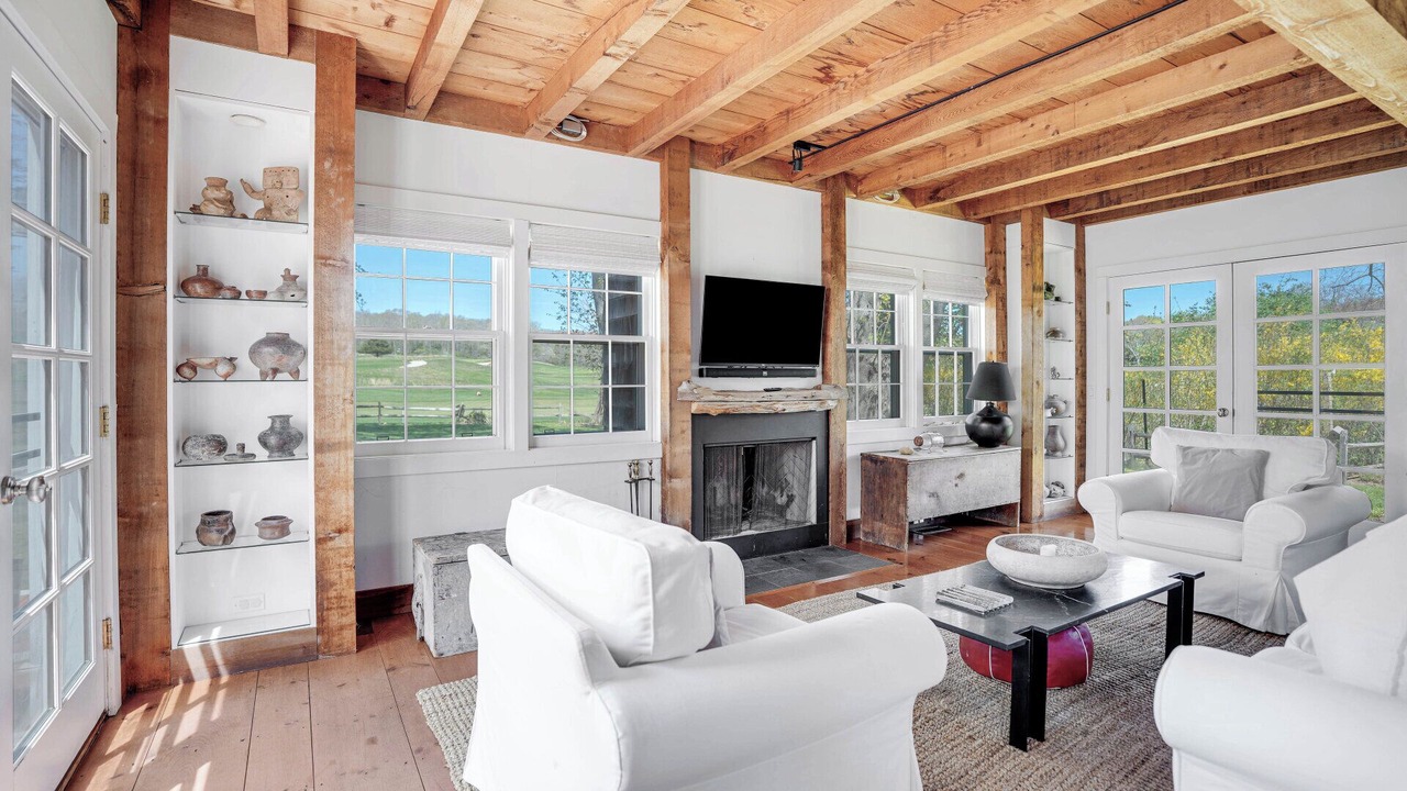 Photo of Livingroom in Amagansett North