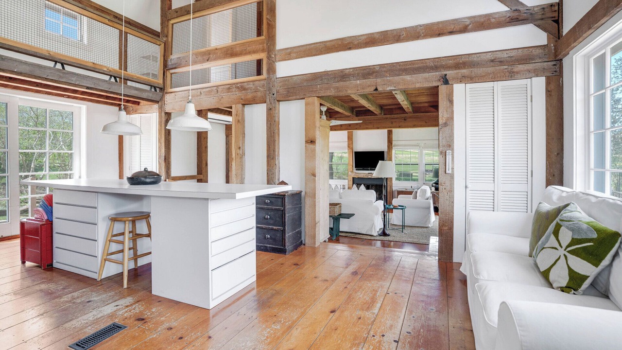 Photo of Livingroom in Amagansett North