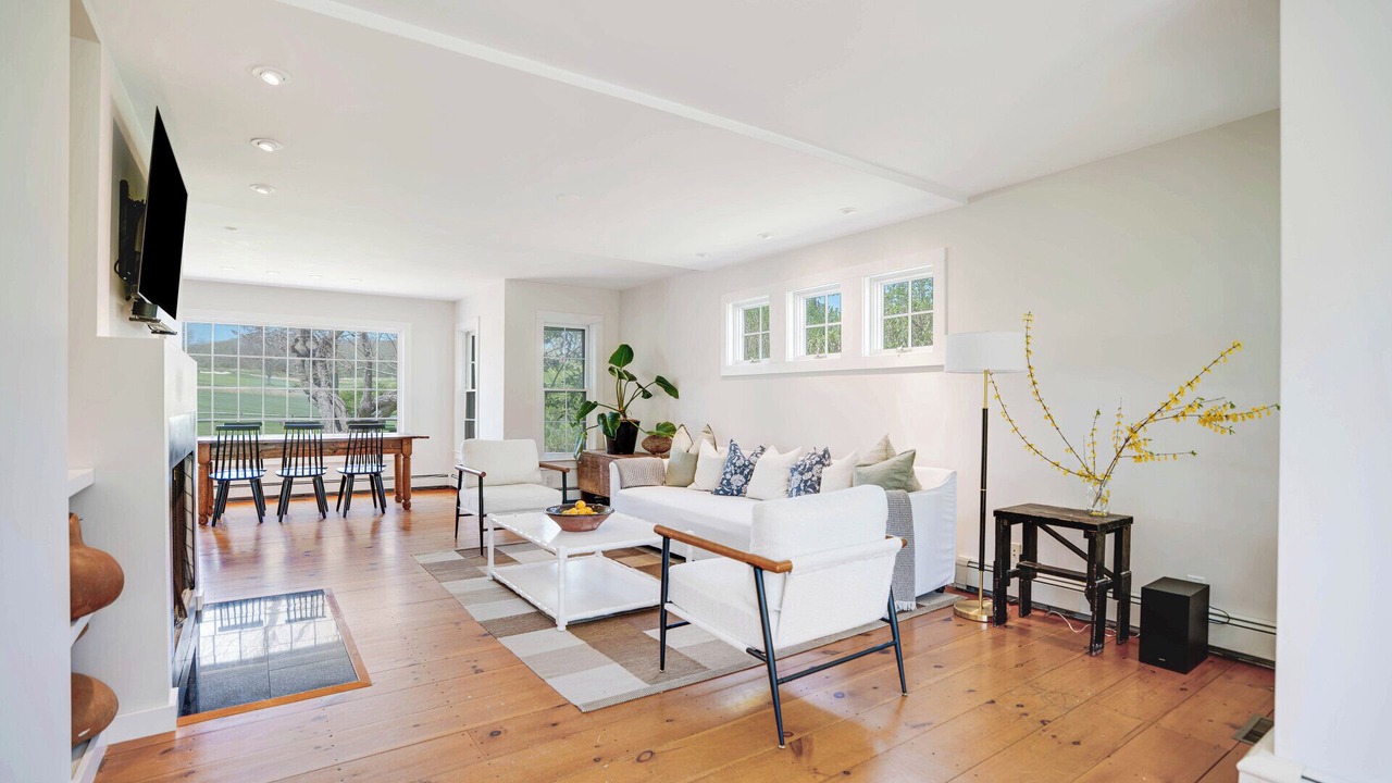 Photo of Livingroom in Amagansett North