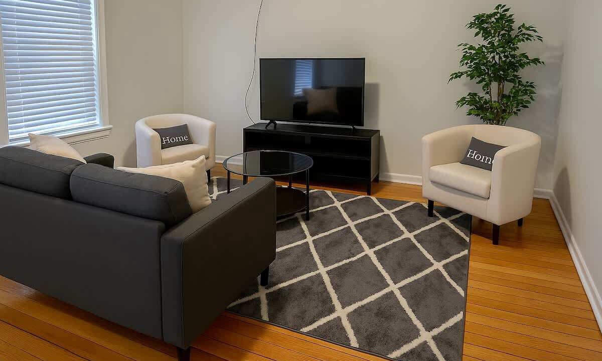 Photo of Livingroom in West Lakeview