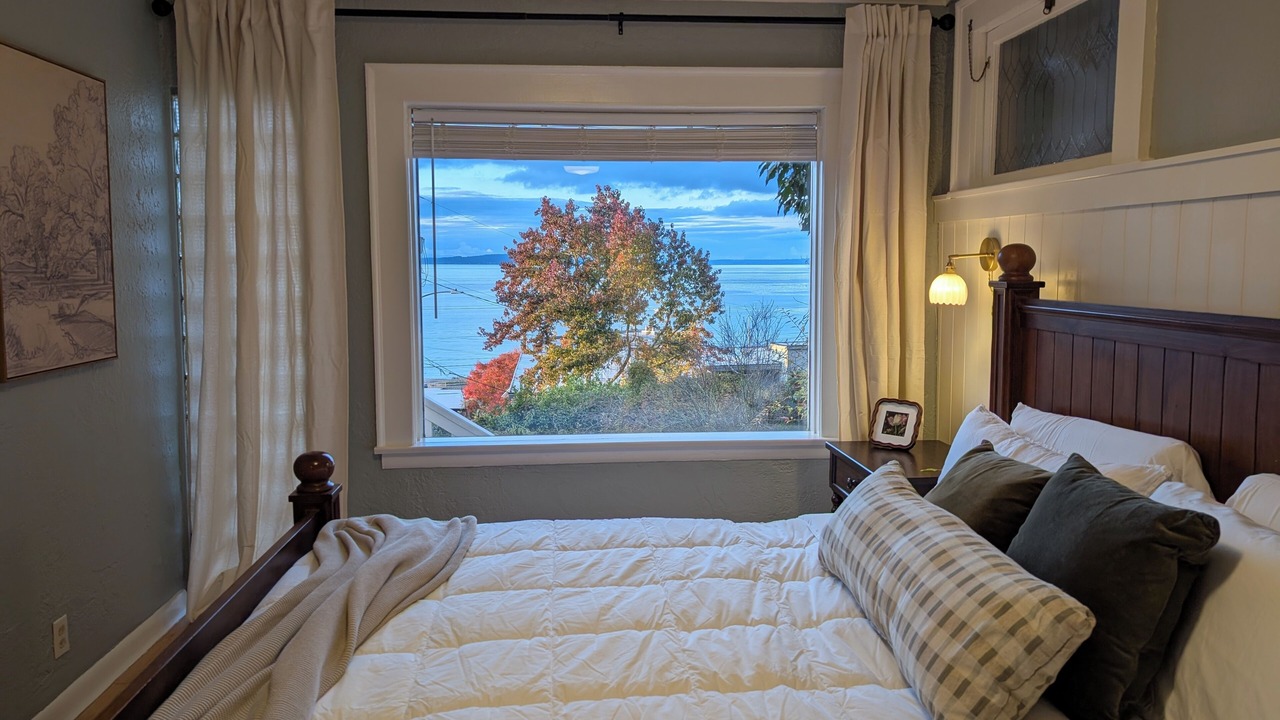 Photo of Bedroom in Alki