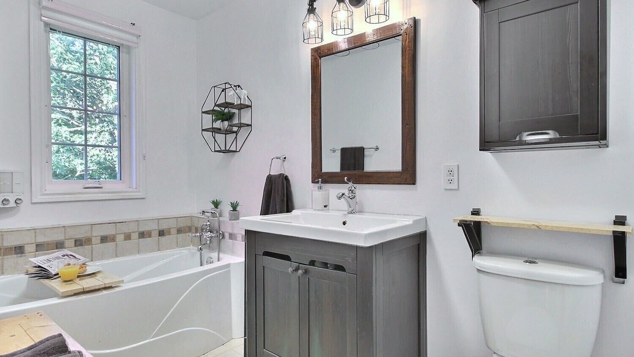 Photo of Bathroom in Stoneham-et-Tewkesbury