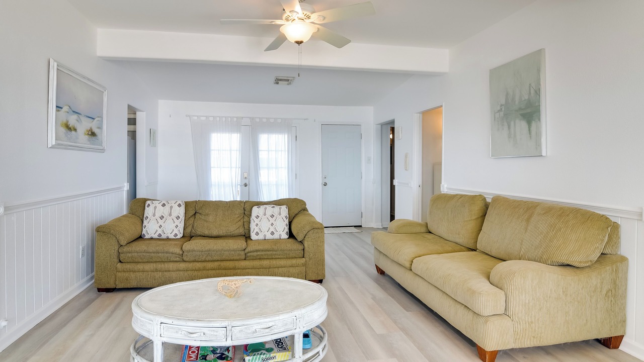 Photo of Livingroom in Bermuda Beach