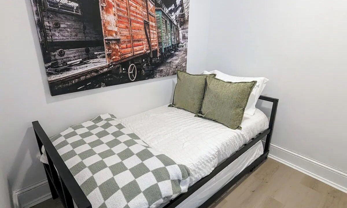 Photo of Bedroom in Stockade Historic District