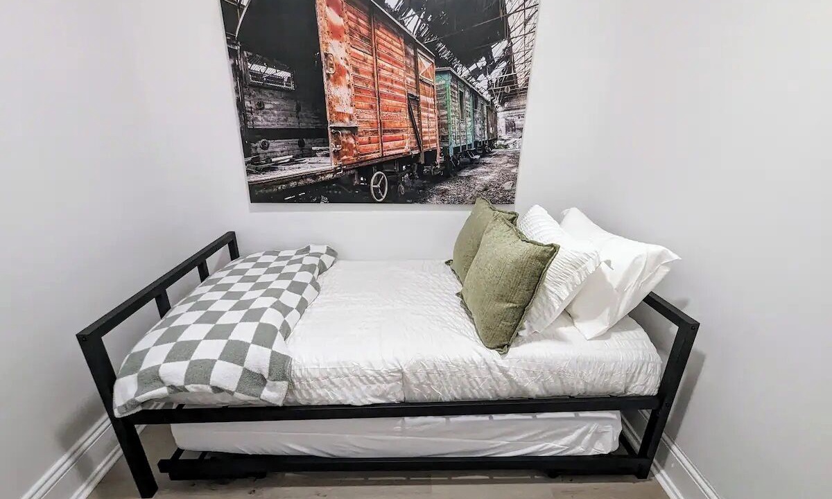 Photo of Bedroom in Stockade Historic District