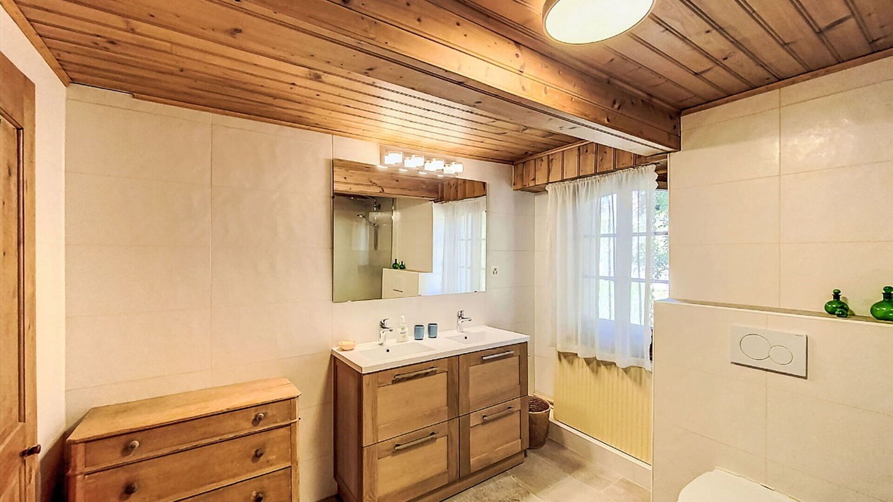 Photo of Bathroom in Lens