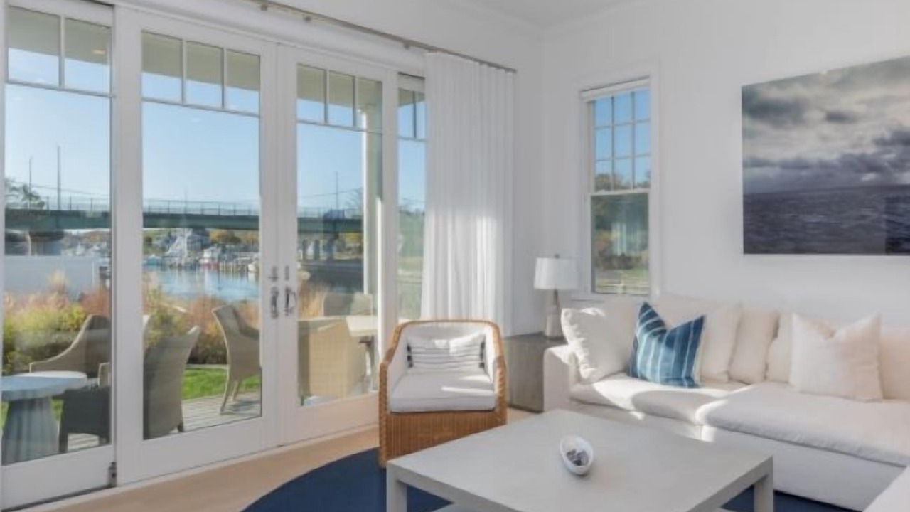 Photo of Livingroom in Hampton Bays