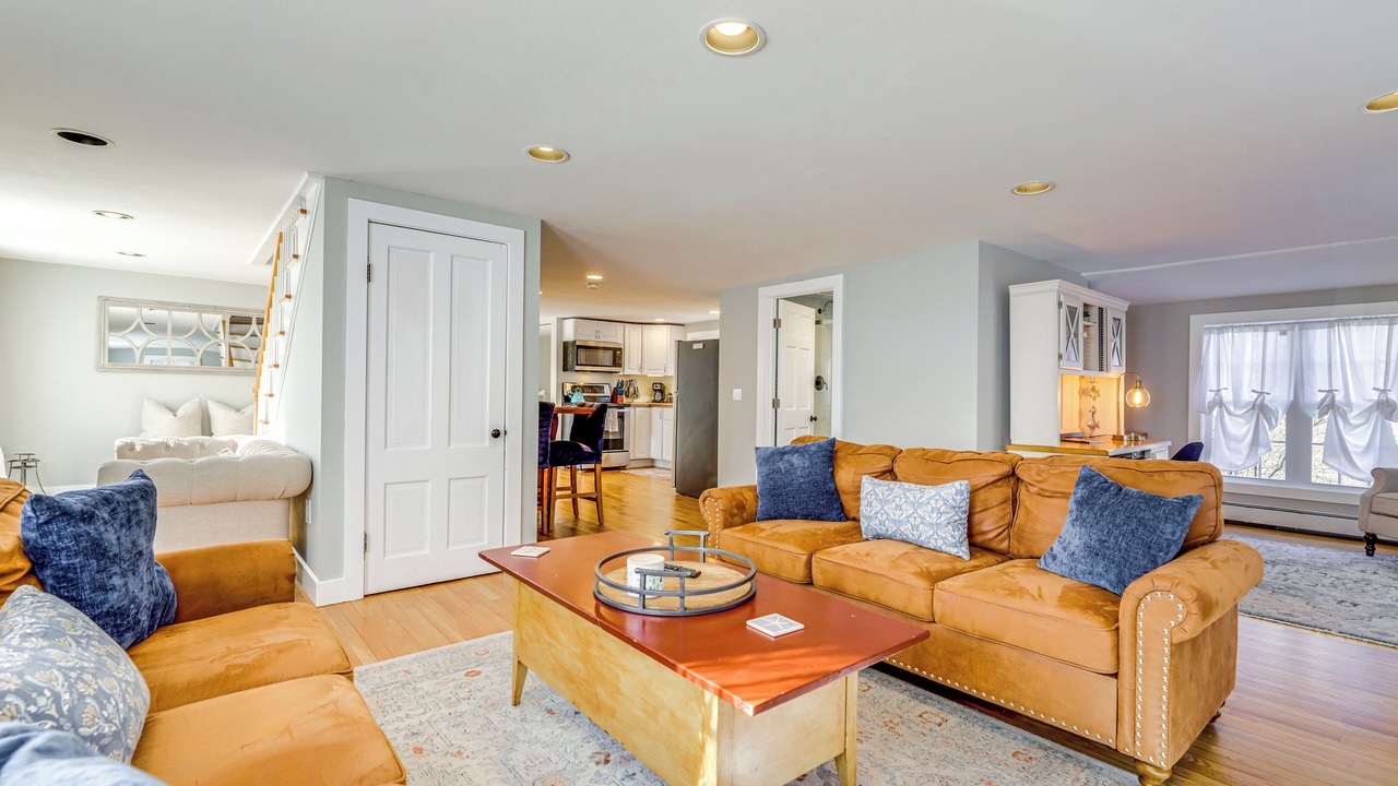 Photo of Livingroom in Old Mystic