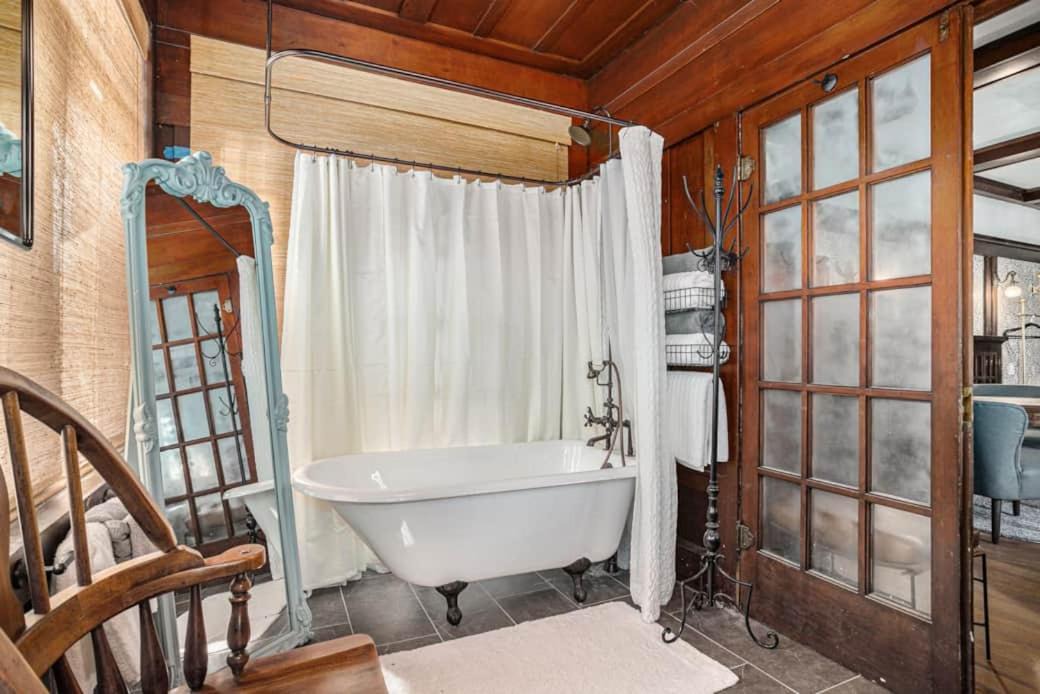 Photo of Bathroom in Upper Telegraph
