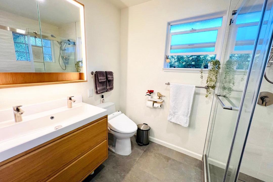 Photo of Bathroom in Suburban Park - Lorelei Manor - Flood Park Triangle