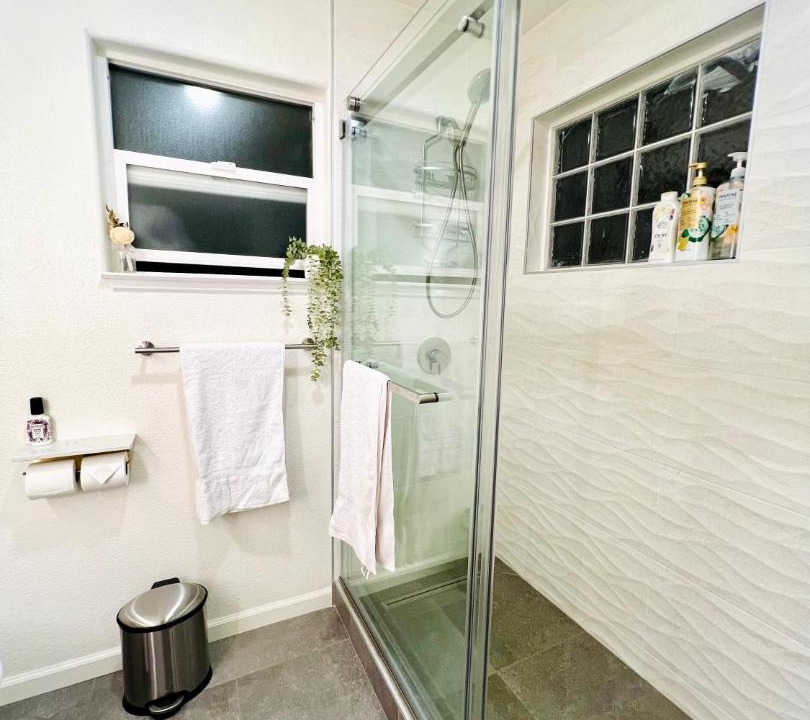 Photo of Bathroom in Suburban Park - Lorelei Manor - Flood Park Triangle
