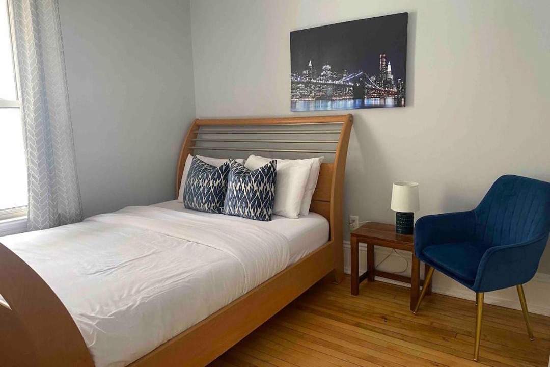 Photo of Bedroom in Queens Square