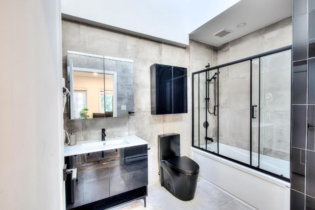 Photo of Bathroom in Cote-Des-Neiges—Notre-Dame-De-Grace