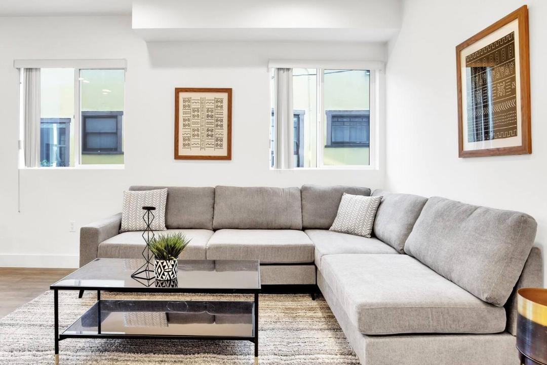 Photo of Livingroom in Pico-Union