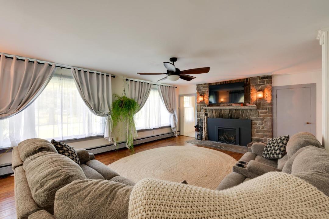 Photo of Livingroom in Hillsgrove
