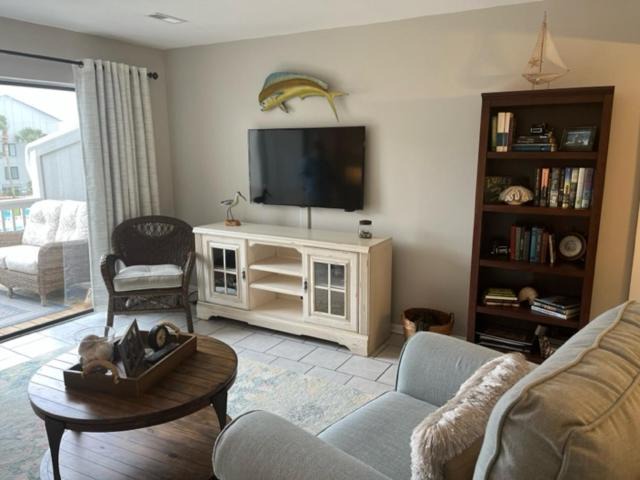 Photo of Livingroom in Oceanmarsh Subdivision
