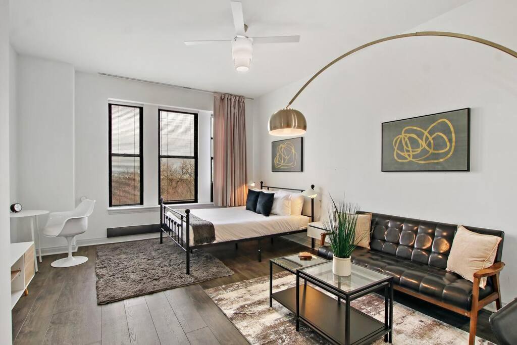 Photo of Livingroom in East Hyde Park
