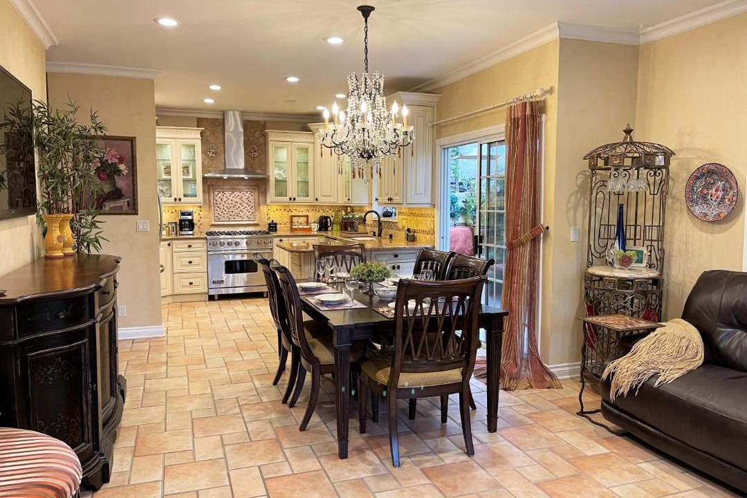 Photo of Livingroom in North of Wilshire