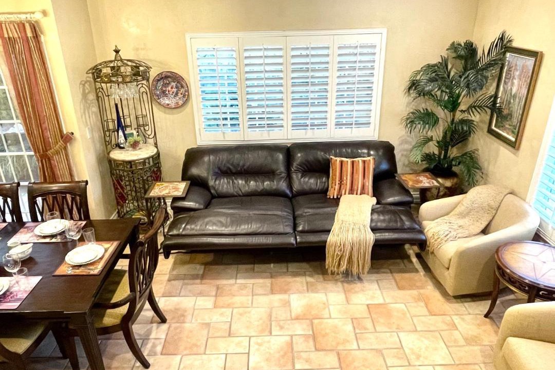 Photo of Livingroom in North of Wilshire