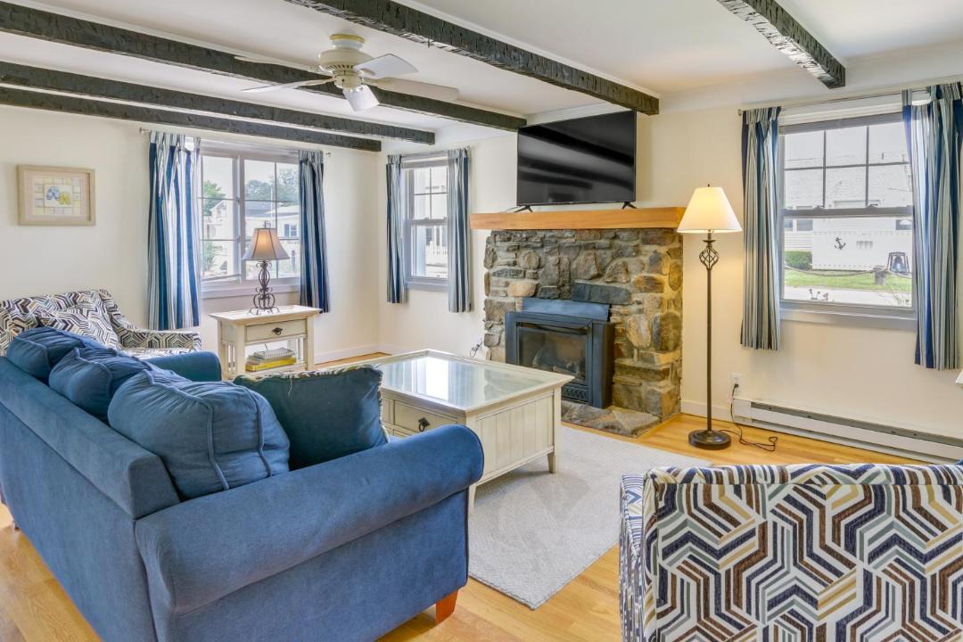 Photo of Livingroom in Westbrook Center
