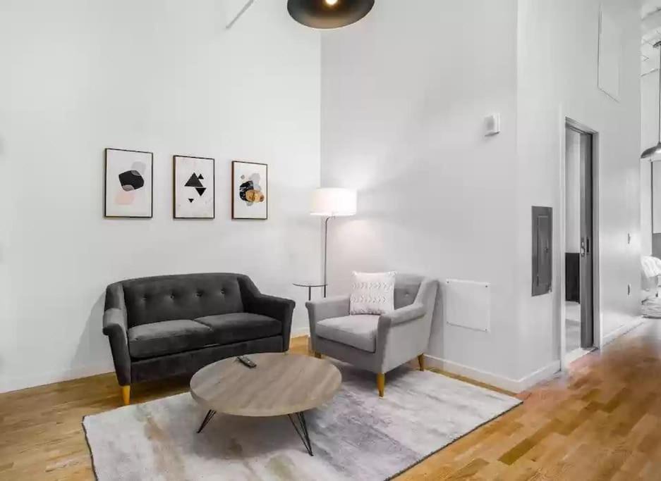 Photo of Livingroom in Downtown Hartford
