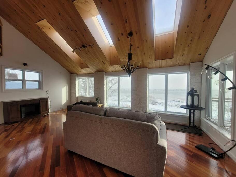 Photo of Livingroom in Petite-Riviere-Saint-Francois