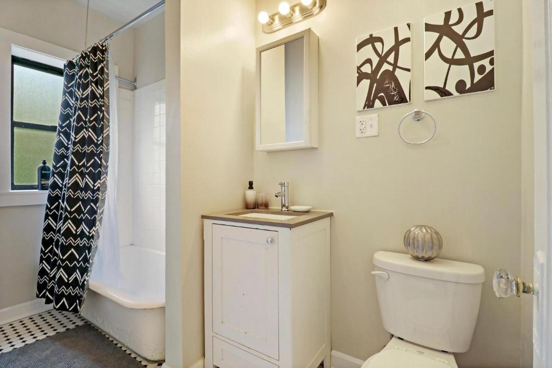 Photo of Bathroom in Rogers Park