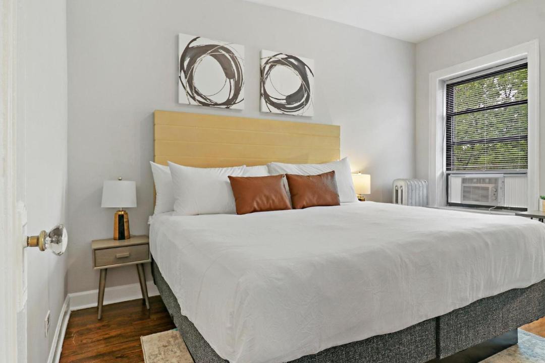 Photo of Bedroom in Rogers Park