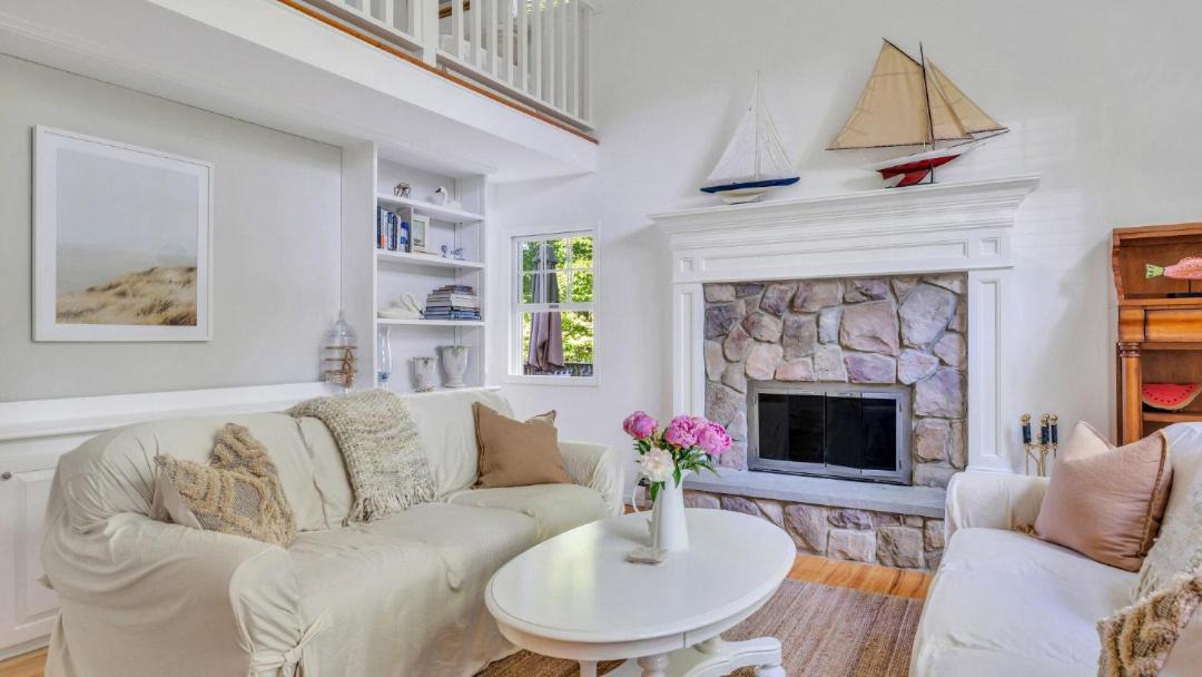 Photo of Livingroom in East Hampton North
