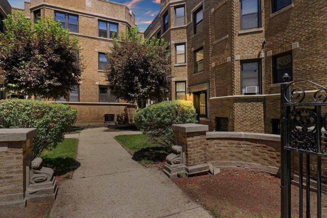 Photo of Buildings in Lake View East