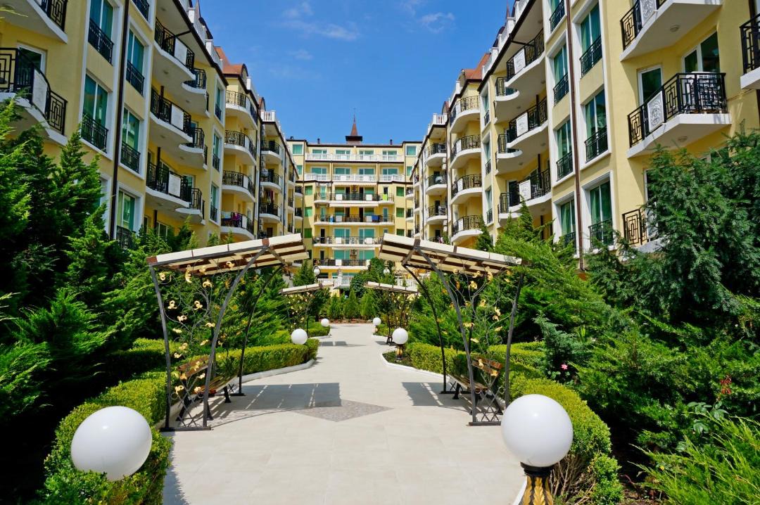 Photo of Buildings in Elenite