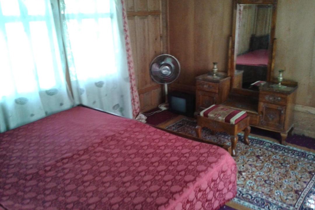 Photo of Bedroom in Dal Lake