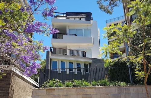 McMahons Point Apartment | Spacious Studio Surrounded By Great Views