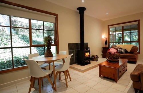 Mount Dandenong Cottage | Brook Cottage. 7 Acre Rain Forest Paradise