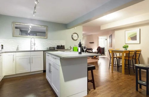 Yorkson House | Large Modern King Suite w/ free Street Parking