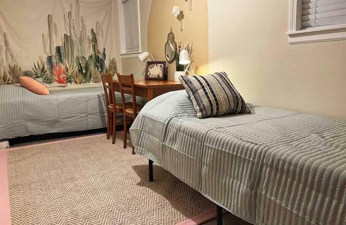 Wrightwood Neighbors Condo | 7B/3BA Private Unit in Lincoln Park near Wrigley