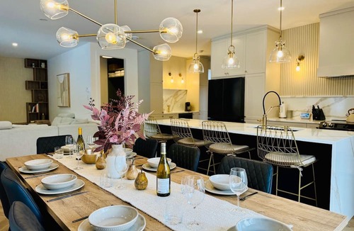 Orford Apartment | Chic Ibiza, SPA, Foyer, Montagne