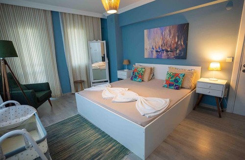 Marmaris City Center Apartment | Stunning Seaside Retreat w Balcony 1 min to Beach