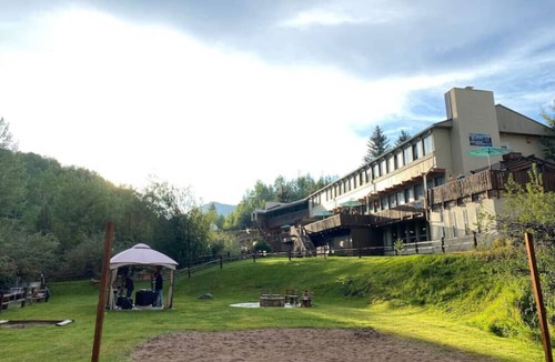 Glenwood Springs Cabin | Mountain View Room #14