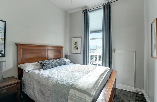 Cow Hollow Apartment | 4 Bedroom flat in ideal location by upscale shops, cafes. Fast WiFi